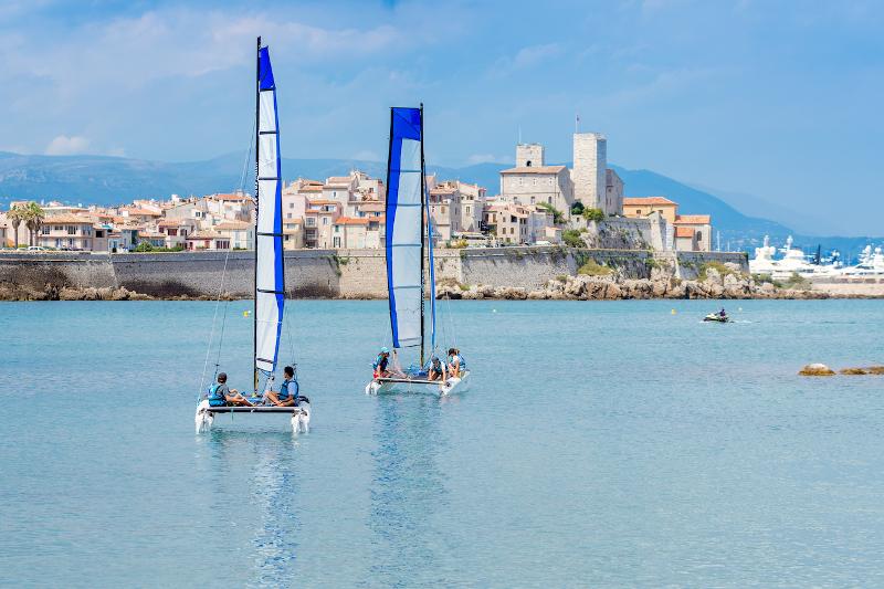 Al soggiorno linguistico francese ci sono due catamarani in mare