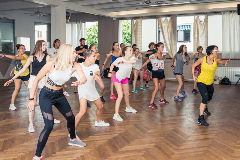 Al soggiorno linguistico francese i partecipanti stanno facendo lezione di danza