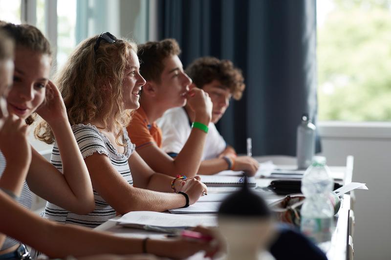 I ragazzi seguono attenti le lezioni in classe ai corsi lingua francese