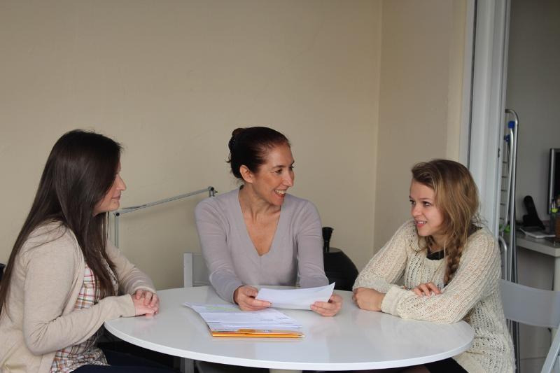 La famiglia ospitante del soggiorno linguistico spagnolo insegna la lingua alla studentessa