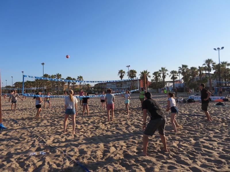 I ragazzi del soggiorno linguistico spagnolo giocano a beach volley sulle spiagge di Valencia