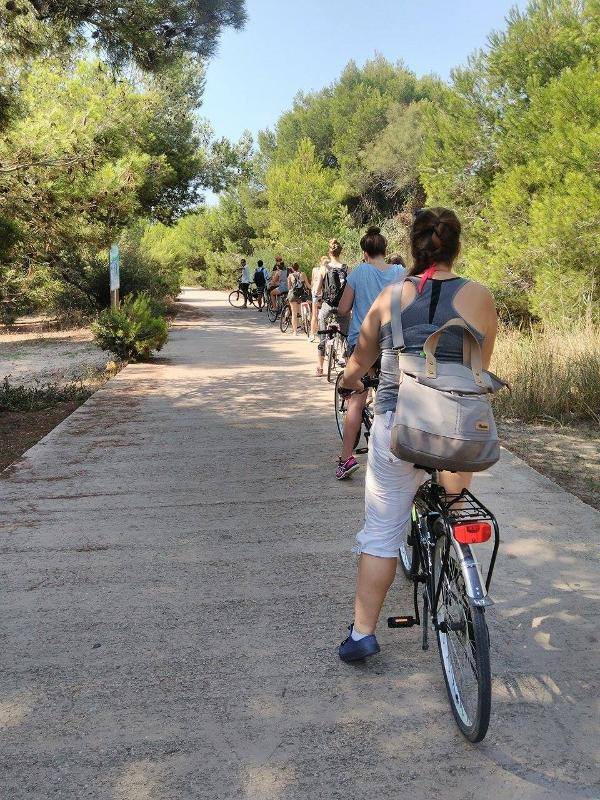 I partecipanti del soggiorno linguistico spagnolo fanno un'uscita in bicicletta