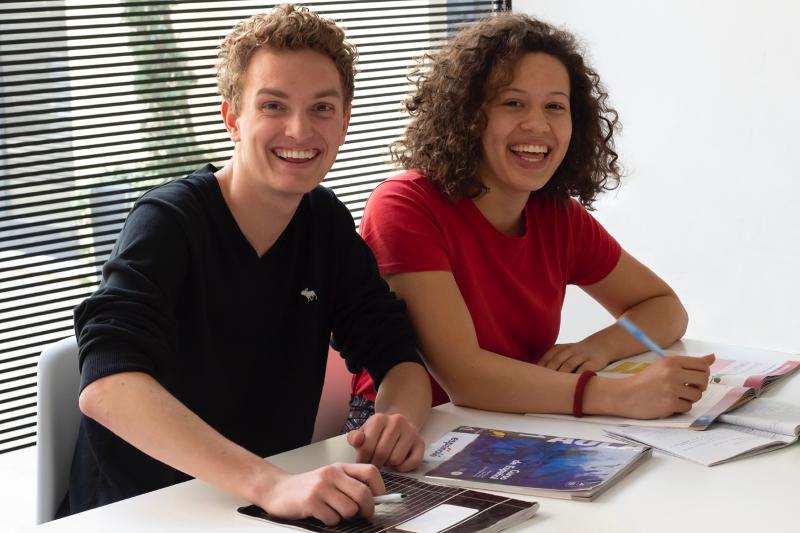 Due ragazzi del soggiorno linguistico spagnolo sorridono davanti alla telecamera