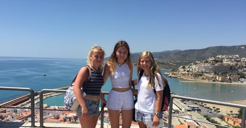 Tre studentesse del soggiorno linguistico spagnolo si trovano al fantastico porto di Valencia