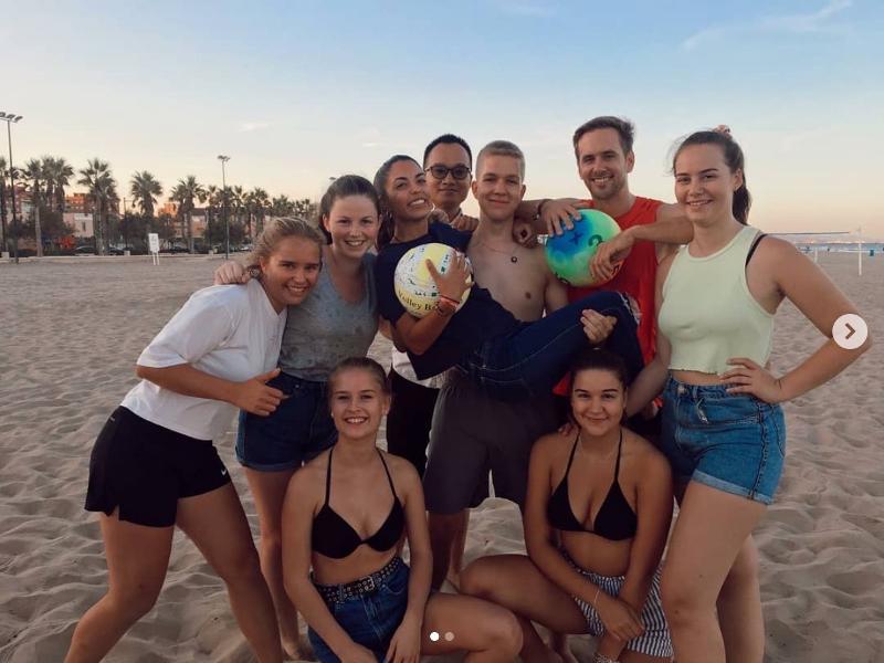 Foto di gruppo dei ragazzi del soggiorno linguistico spagnolo sulla spiaggia di Valencia