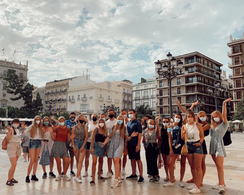 Foto di gruppo dei partecipanti del soggiorno linguistico spagnolo durante un tour della città