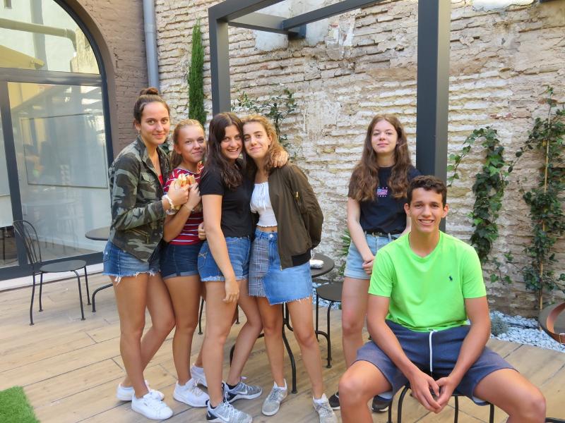 I giovani partecipanti del soggiorno linguistico spagnolo posano per una foto di gruppo