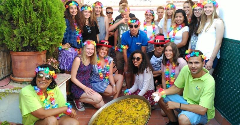 I ragazzi del soggiorno linguistico spagnolo hanno cucinato la paella con gli animatori