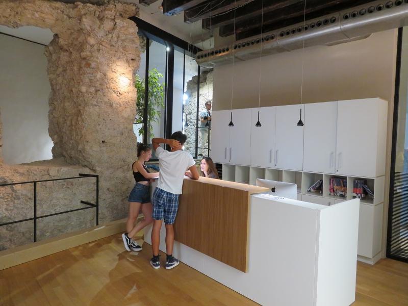 Due partecipanti al soggiorno linguistico spagnolo chiedono informazioni alla reception