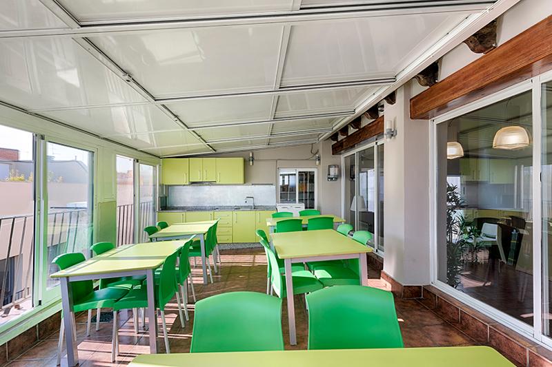 Il soggiorno linguistico spagnolo presenta una spaziosa sala da pranzo