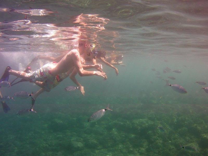 Due ragazzi del soggiorno linguistico spagnolo fanno snorkeling nel mare di Valencia