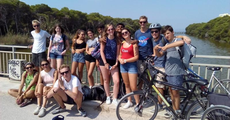 I partecipanti del soggiorno linguistico spagnolo fanno una pausa durante un'escursione in bicicletta per le strade di Valencia