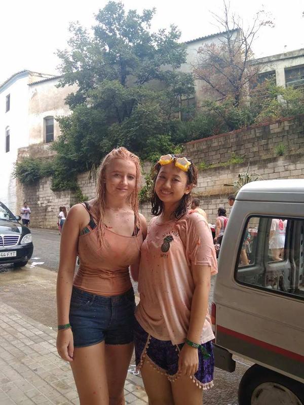 Due ragazze del soggiorno linguistico spagnolo che partecipano alla famosa Tomatina