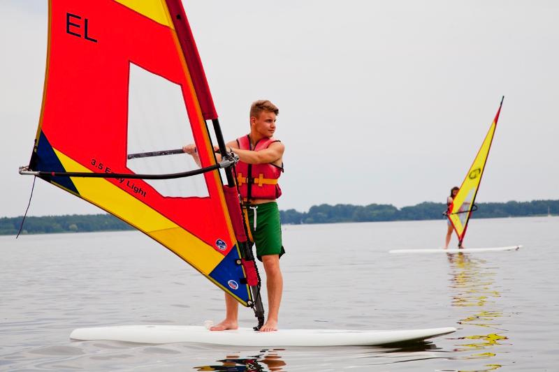 Un ragazzo del soggiorno linguistico tedesco sfreccia su una tavola da windsurf