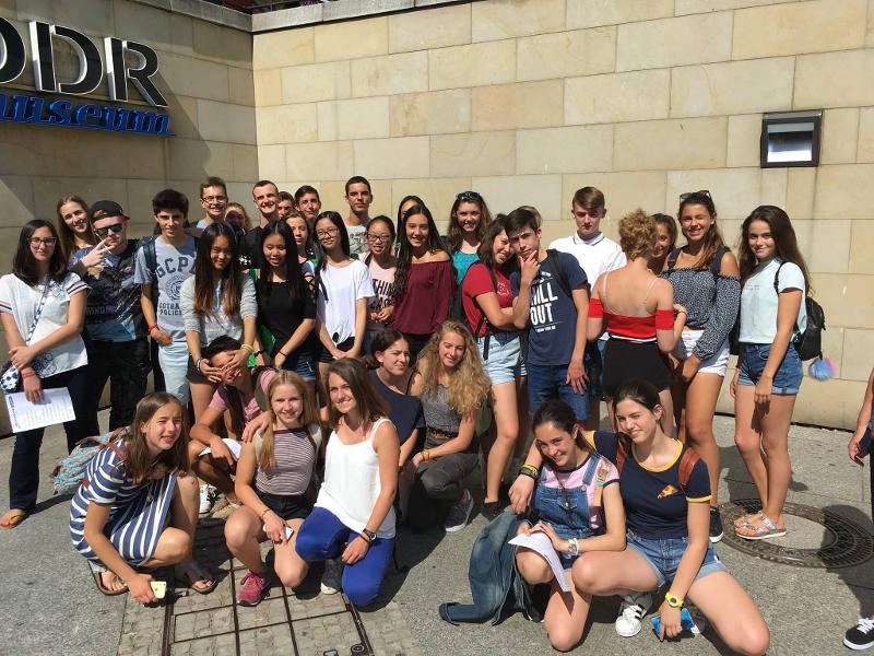 Foto di gruppo davanti al museo della DDR al soggiorno linguistico tedesco