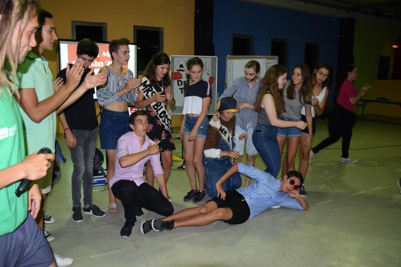 Un gruppo di partecipanti del soggiorno linguistico tedesco si divertono grazie alle attività serali
