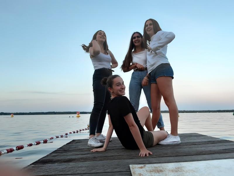 Quattro ragazze chiacchierano sul molo al soggiorno linguistico tedesco