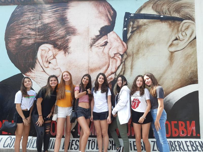 Al soggiorno studio Germania delle ragazze sorridono