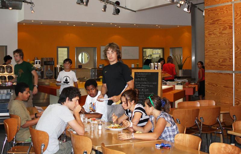 I ragazzi mangiano in mensa al soggiorno linguistico tedesco