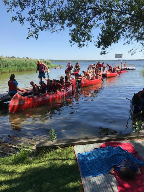 Al soggiorno studio Germania dei ragazzi fanno canoa