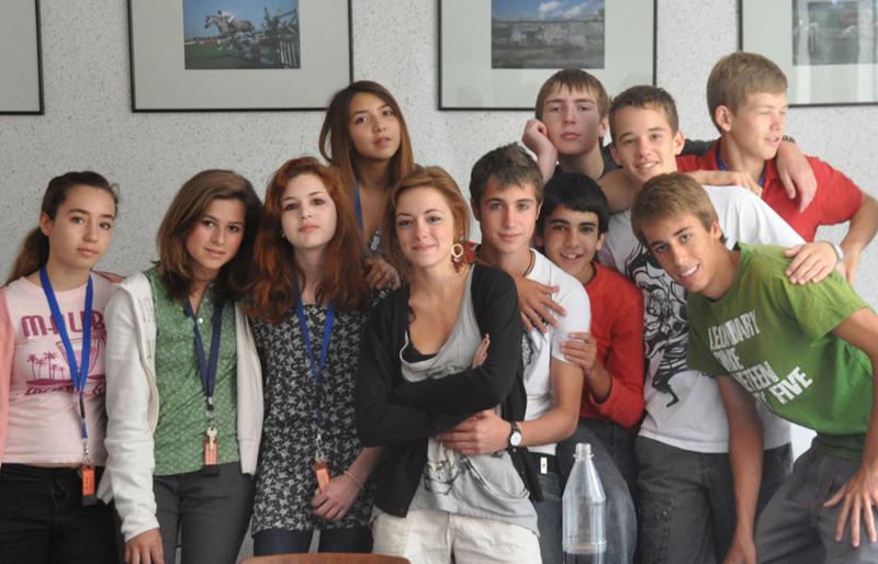 Una classe del soggiorno linguistico tedesco scatta una foto di gruppo con la sua insegnate