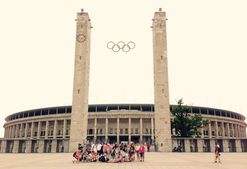 un gruppo di ragazzi posa per una foto di gruppo davanti all'Olympic stadium di Berlino