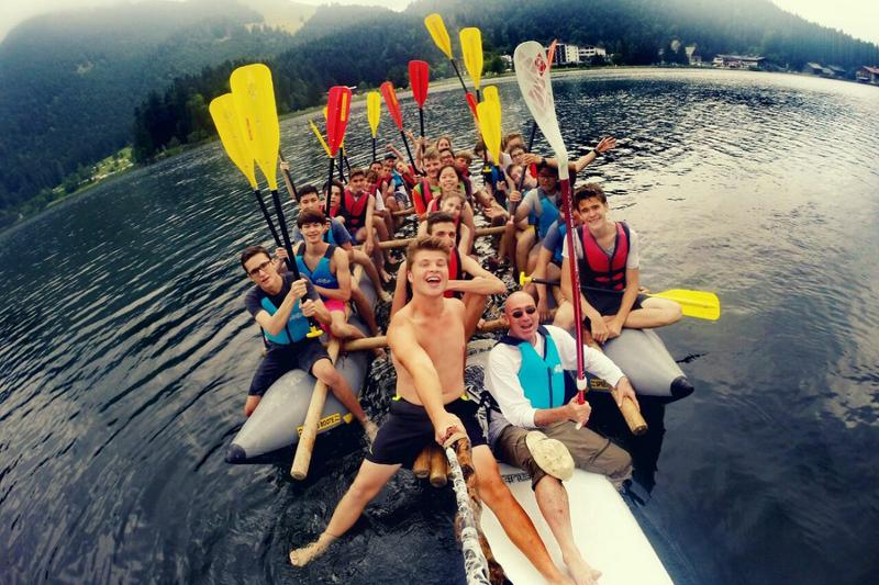 I ragazzi del corso di tedesco in Germania scattano un selfie sul canotto gonfiabile