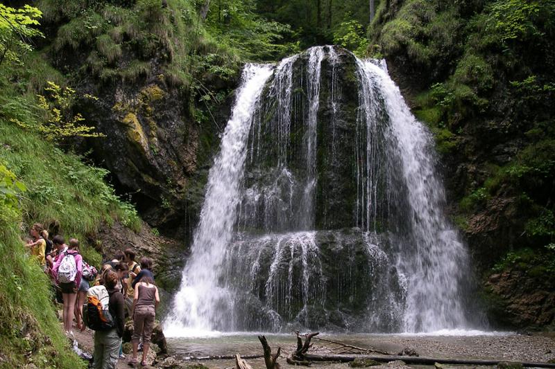 I partecipanti dei corsi di tedesco in Germania si immergono nella natura passando di fianco ad una cascata naturale