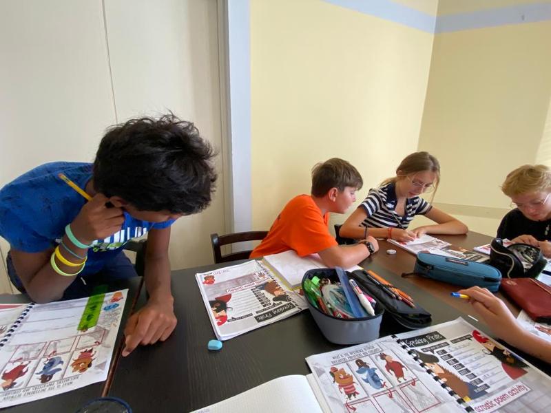 Bambini fanno i campiti insieme alla vacanza studio in inglese 