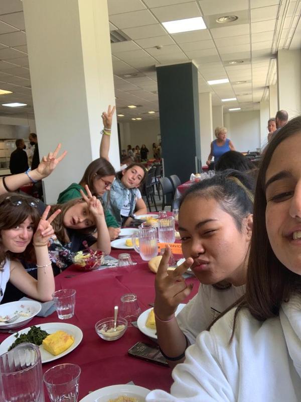 Gruppo di ragazze fa un selfie al tavolo durante la vacanza studio in inglese