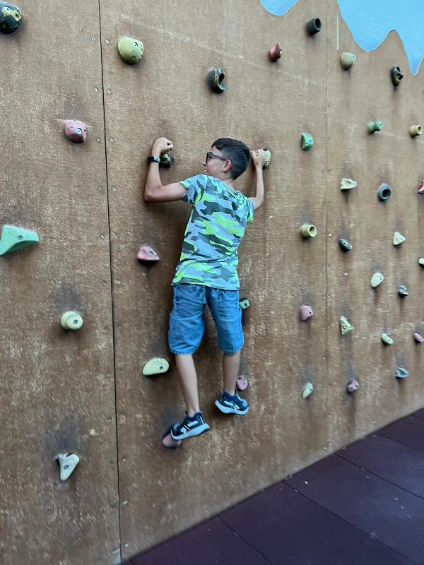 Ragazzo fa arrampicata alla vacanza studio in inglese