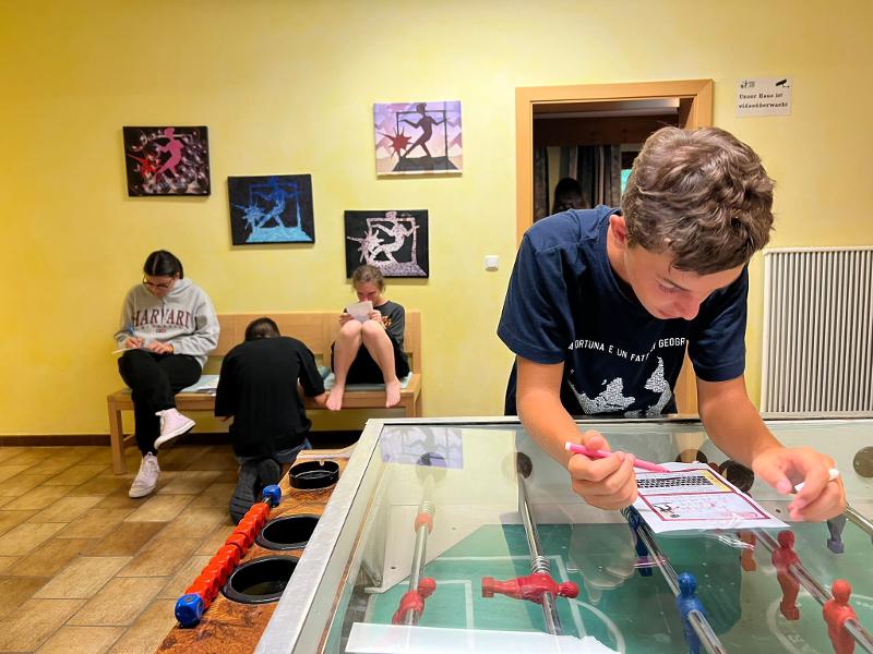 Bambini in sala giochi al campo vacanza alla vacanza studio in inglese