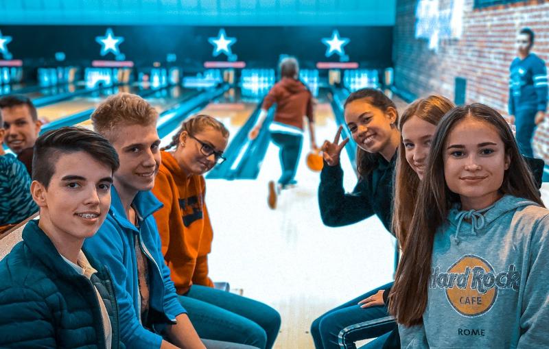 Al soggiorno linguistico inglese estivo a Bournemouth ci sono un gruppo di ragazzi che sta giocando a bowling 