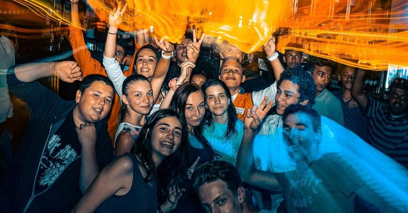 Al soggiorno linguistico inglese estivo a Bournemouth ci sono dei ragazzi che stanno facendo festa insieme e sono felici 