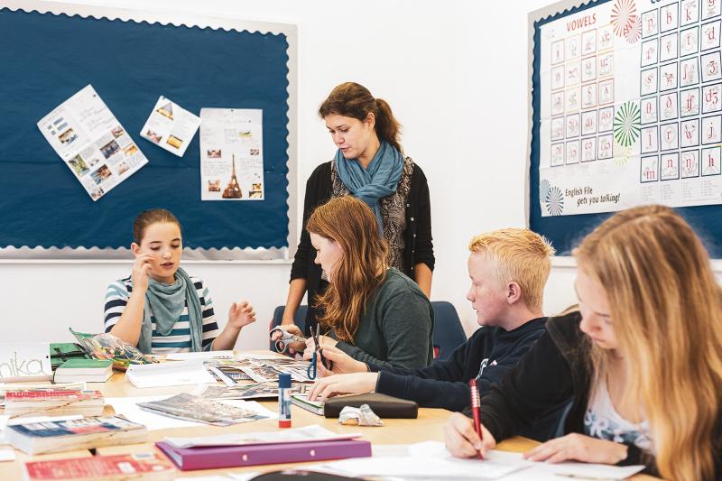 Al soggiorno linguistico inglese estivo a Bournemouth ci sono dei ragazzi in aula e la professoressa che stanno facendo lezione