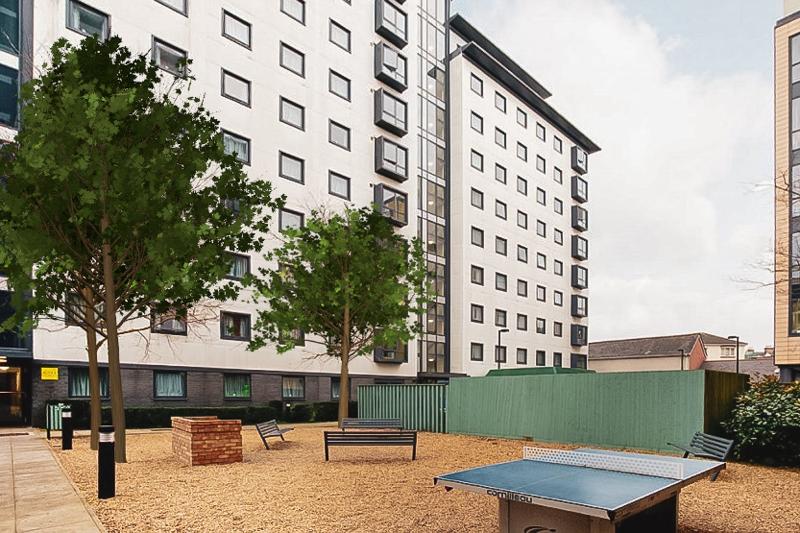 Al soggiorno linguistico inglese estivo a Bournemouth ci sono spazi all'aperto dove puoi trovare tavoli da ping pong e ti puoi svagare