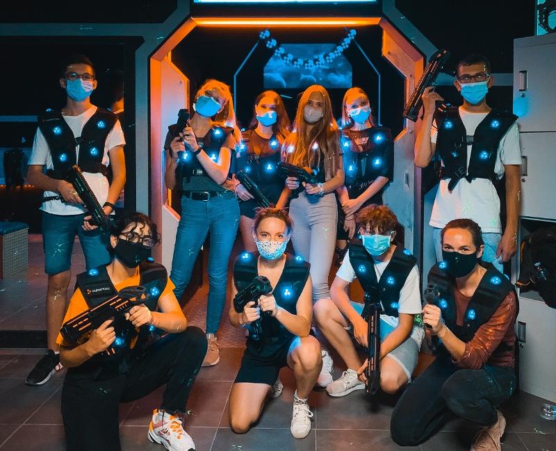Al soggiorno linguistico inglese estivo a Bournemouth un gruppo di ragazzi è pronto per fare attività di spara laser 