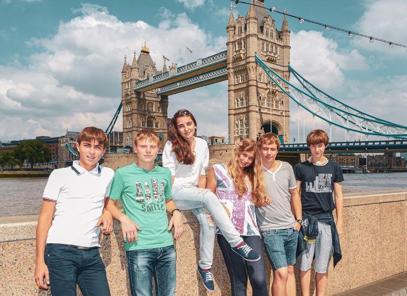 Quattro partecipanti ai corsi di inglese Londra scattano foto al Tower Bridge