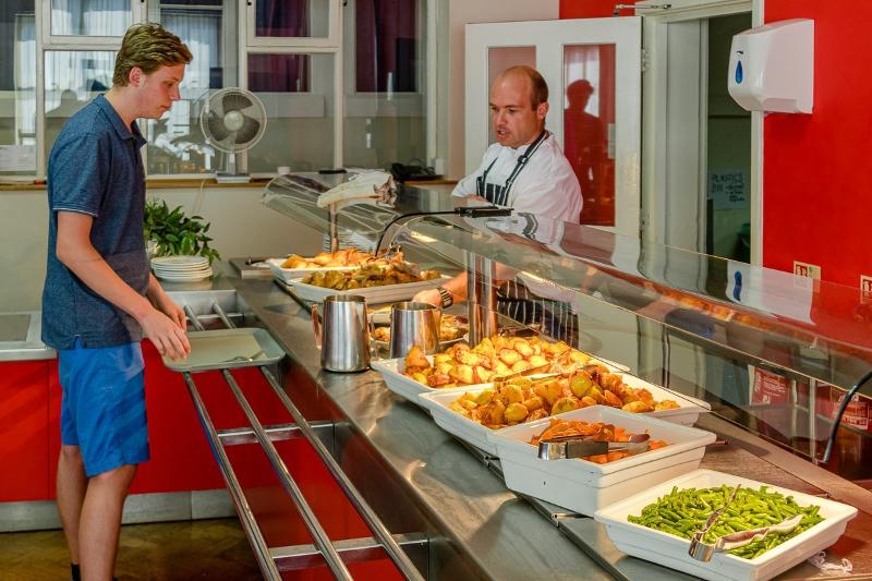 Al soggiorno linguistico inglese inglese premium vicino ad Oxford potrai servirti a magnifici buffet dove troverai varietà di scelta