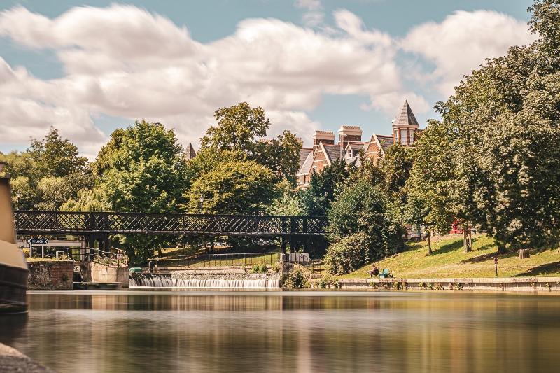 College tipici e canali in cui riflettono ai corsi di inglese Londra