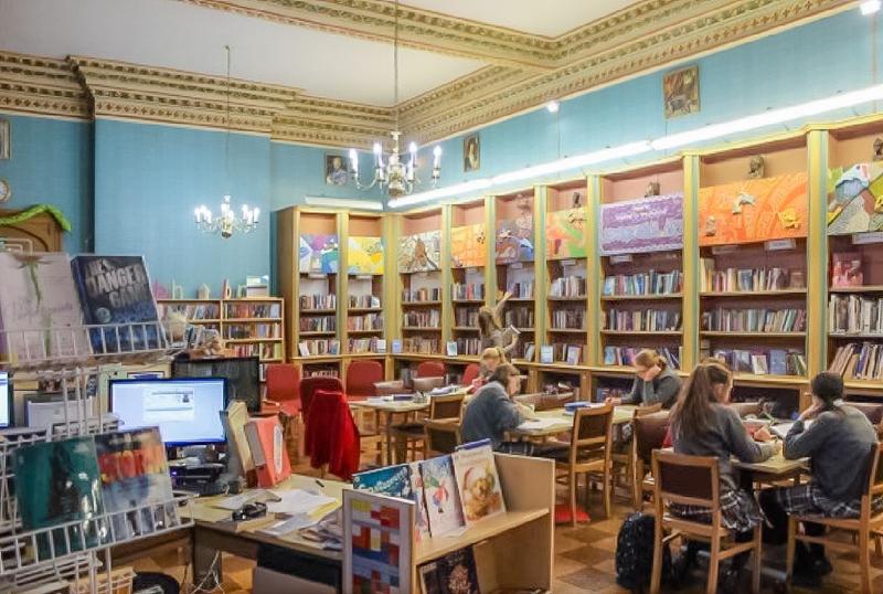 Al  soggiorno linguistico inglese inglese premium vicino ad Oxford c'è una biblioteca dove potrai studiare con i tuoi compagni 
