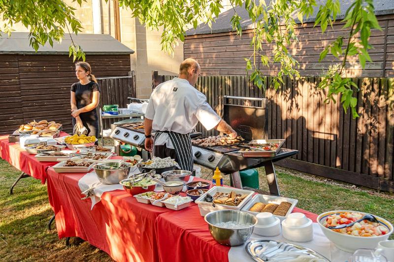 Al soggiorno linguistico inglese inglese premium vicino ad Oxford c'è un buffet ricco all'aperto che dispone di molte pietanze 