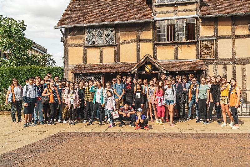 Al  soggiorno linguistico inglese inglese premium vicino ad Oxford c'è un gruppo di ragazzi che sta facendo un escursione collettiva