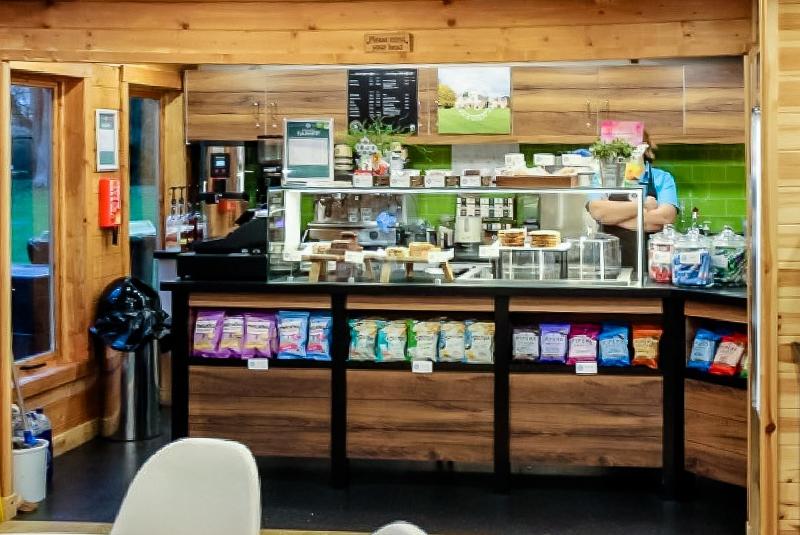 Al soggiorno linguistico inglese inglese premium vicino ad Oxford c'è un bar dove potrai comprare ciò di cui hai bisogno durante la tua permanenza