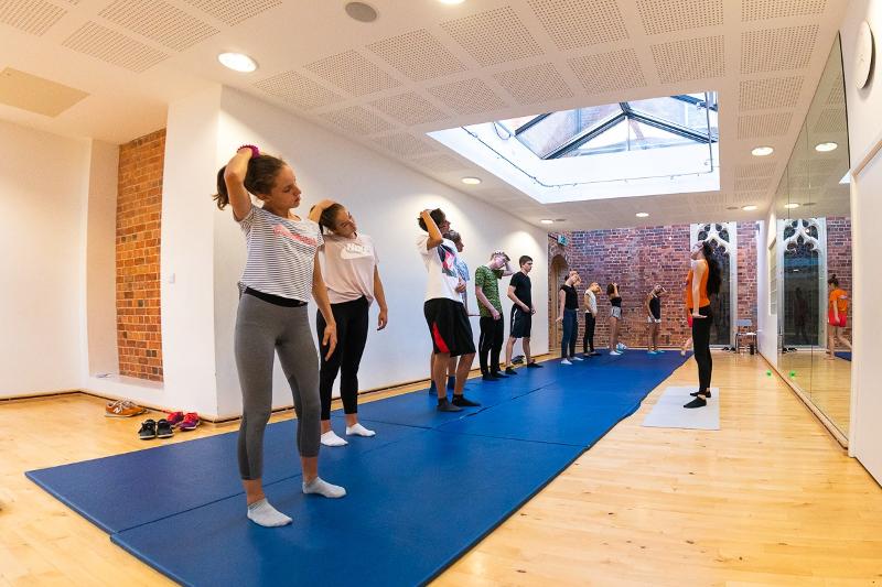 Al  soggiorno linguistico inglese inglese premium vicino ad Oxford ci sono dei ragazzi che stanno facendo ginnastica con un insegnante 
