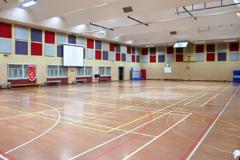 Al  soggiorno linguistico inglese inglese premium vicino ad Oxford c'è un campo da basket molto grande