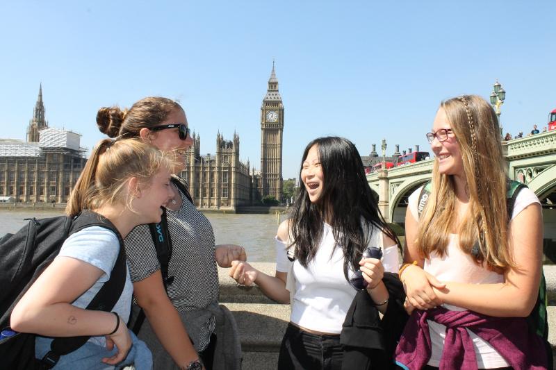 Alla vacanza studio Gran Bretagna ci sono delle ragazze che parlano a Londra