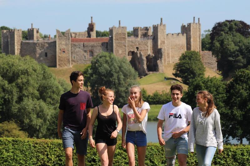 Alla vacanza studio gran bretagna dei ragazzi camminano vicino ad un castello