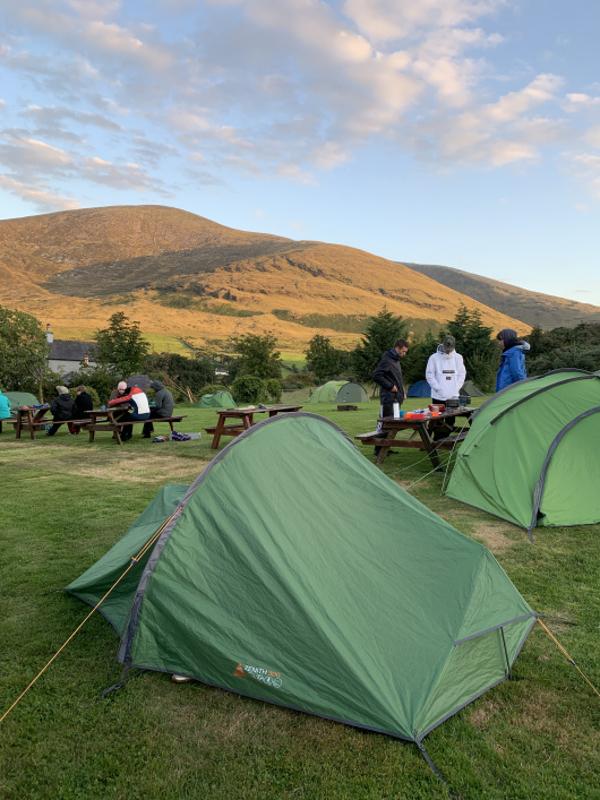 Tende e distese d'erba al campo internazionale outdoor