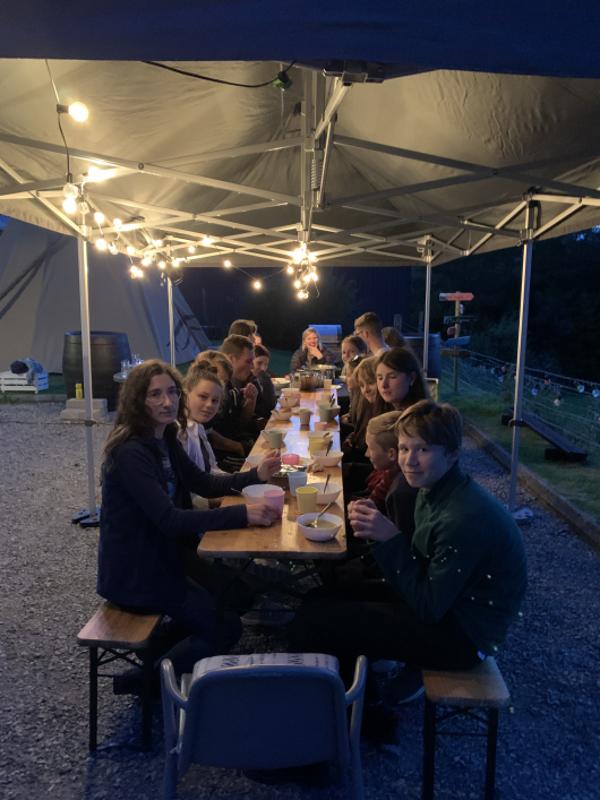 Cene all'aperto al campo internazionale outdoor in Irlanda